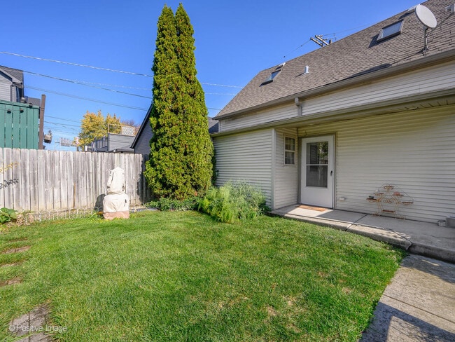 Primary Photo - 2833 N Francisco Ave
