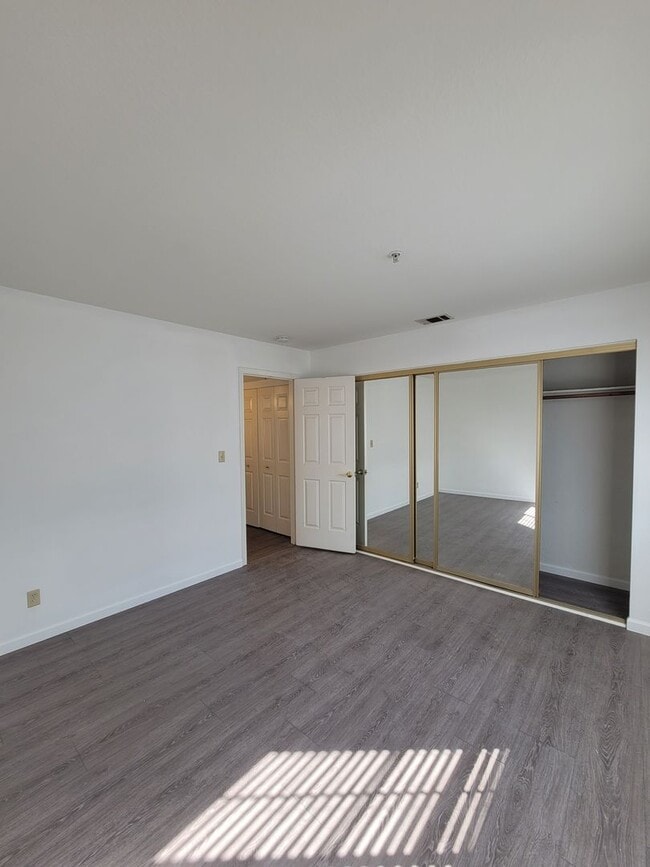 Building Photo - 3-bed 2-bath townhouse with a breathtaking Delta view!