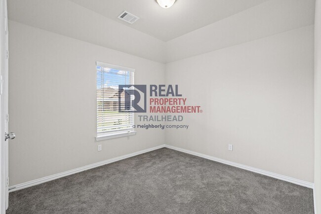 Building Photo - Stunning 4-Bed, 2-Bath Home in a Great Loc...