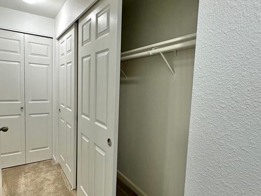 Building Photo - New Price! Convenient 1 bed condo is desir...