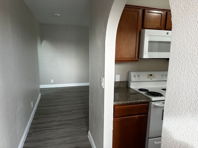 Building Photo - Charming Condo in a gated community with p...