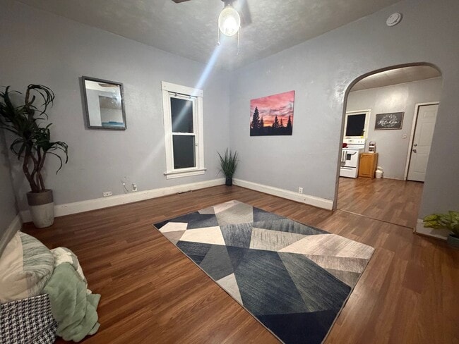 Building Photo - 2 bed, 1 bath home for rent in West Waterloo