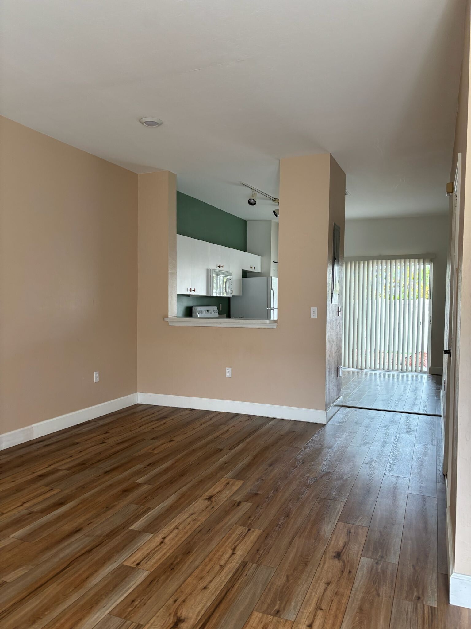 Building Photo - 3642 Pine Oak Cir