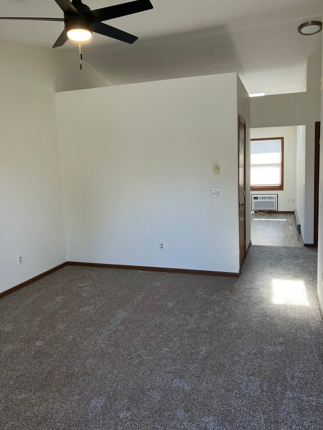 Building Photo - 665 Mumford Dr