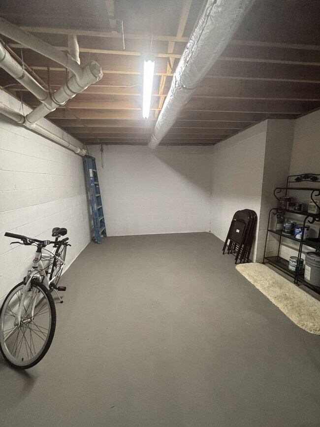 Building Photo - Spacious 3 Bed 2 Bath Home In Homewood With Large Basement