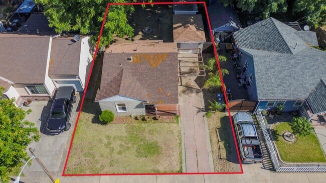 Building Photo - 2137 Raymond Ave