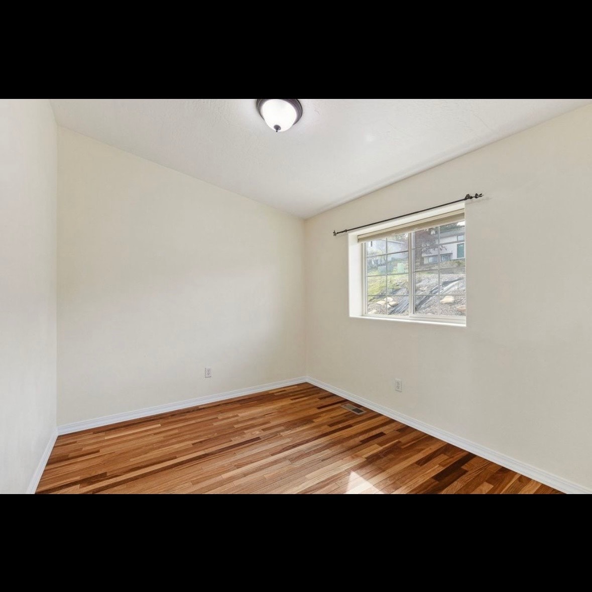 Building Photo - 825 Crestmont Way