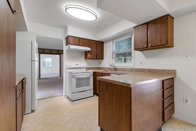 Building Photo - Fantastic 4 Bed 2.5 Bath Colonial Home Sou...