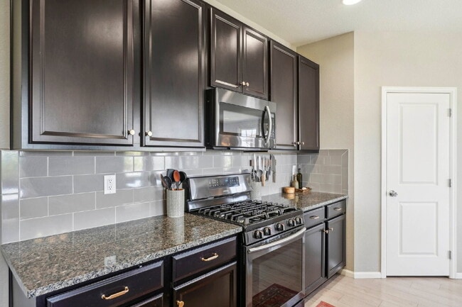 Building Photo - "Spacious 4-Bedroom Retreat with 2.5 Baths in Reunion!"