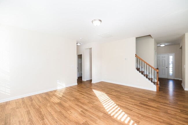 Building Photo - Spacious 5 Bedroom, 3 bath home in Greensboro with 2 car garage