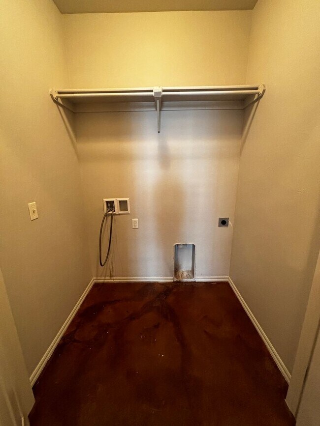 Building Photo - Move in Special!! 3BR 2BA duplex with 2 ca...