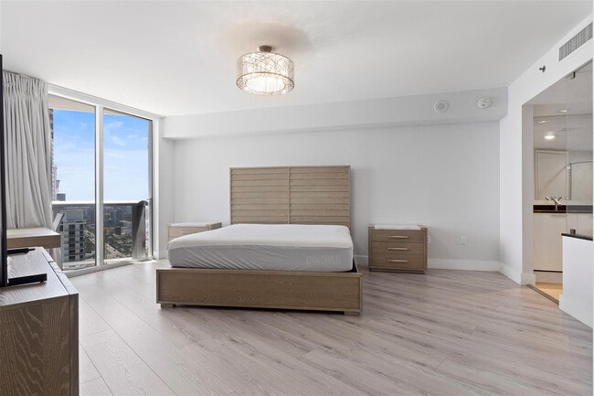 Building Photo - 18911 Collins Ave