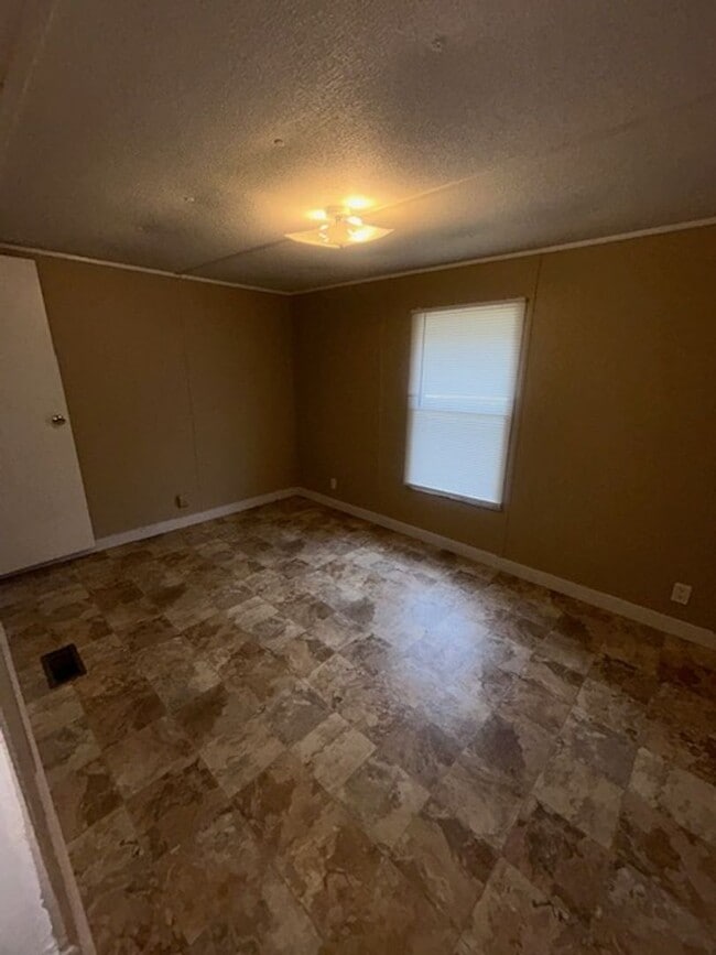 Building Photo - 165 Kesler Dr