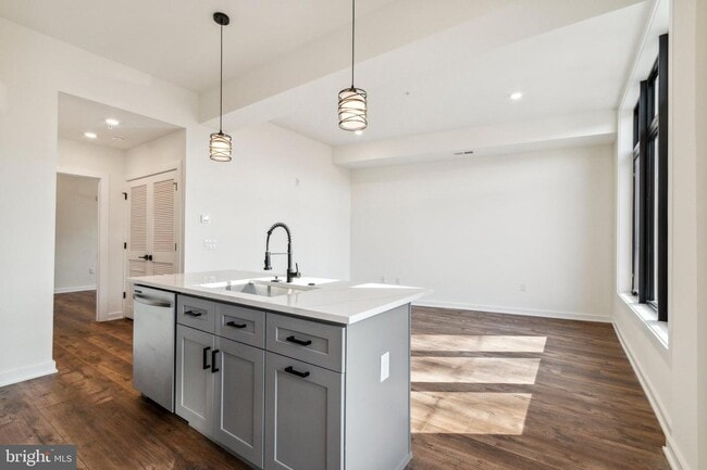 Building Photo - 6211 Woodbine Ave