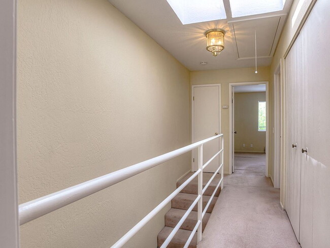 Building Photo - "Charming 2-Bed, 2-Bath Menlo Park Retreat...