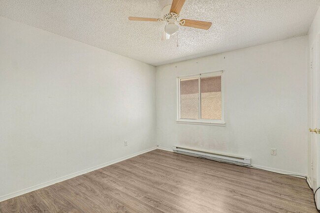 Building Photo - Duplex in Pueblo West!