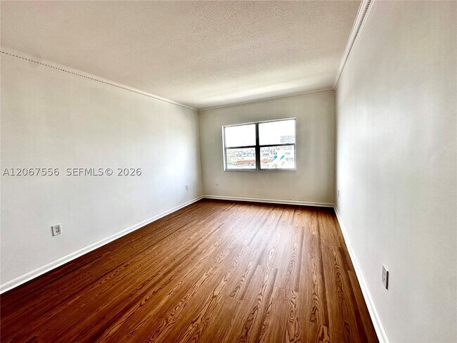Building Photo - 400 Kings Point Dr