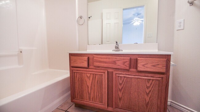 Building Photo - 517 N Brentwood Ave