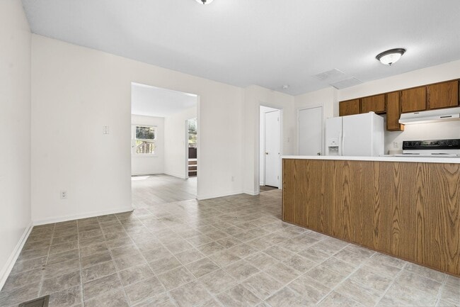 Building Photo - Fully Repainted 2be/1.5ba Duplex With Easy Access To The Highway
