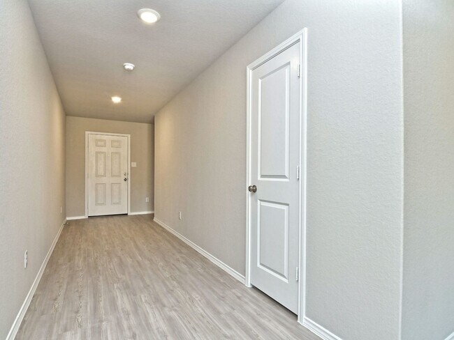 Building Photo - 1950 SF Home in San Antonio - 4 BR /2 BA - WATERWHEEL!!!