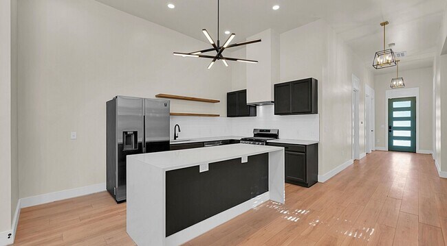 Building Photo - Beautiful 3 bedroom / 3 bath house available now!