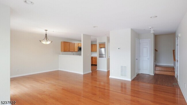 Building Photo - 1044 Shadowlawn Dr