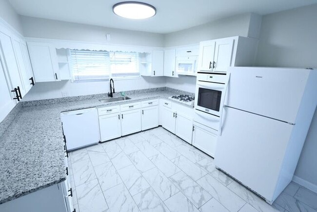 Building Photo - 894 Sutherland Ave