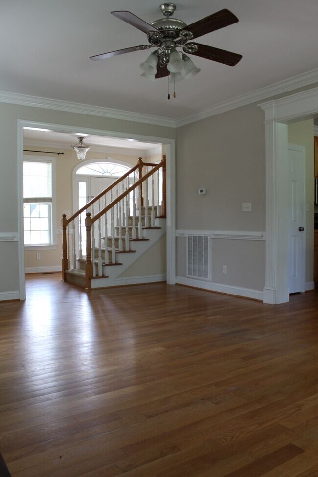 Building Photo - 113 Red Field Pl