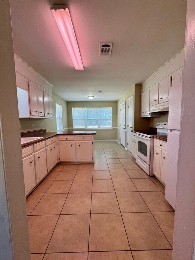 Building Photo - Charming 3 Bedroom, 2 Bath Home Available Now!