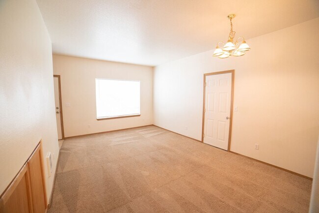 Building Photo - Oversized Townhouse in Prime Location!