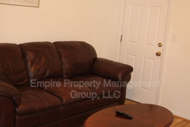 Building Photo - 2208 Kingswood Dr