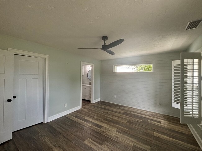 Building Photo - 802 Marvin Ave