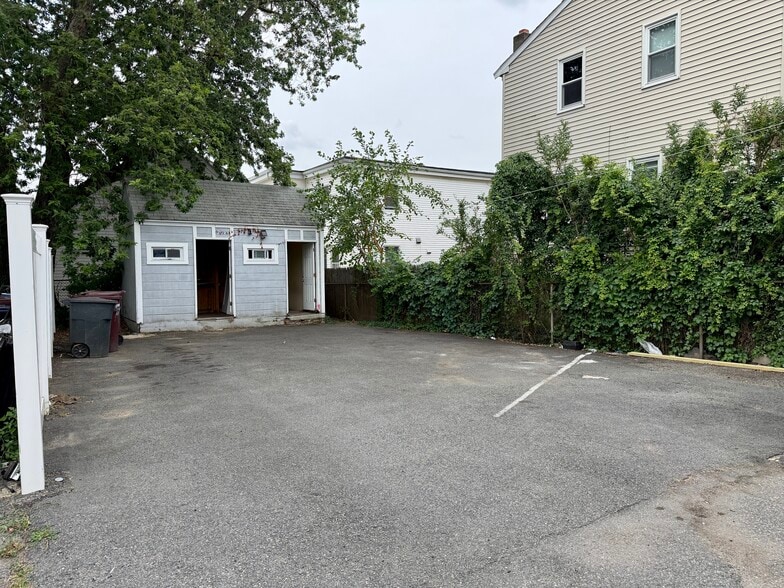 Building Photo - 44 Everett St
