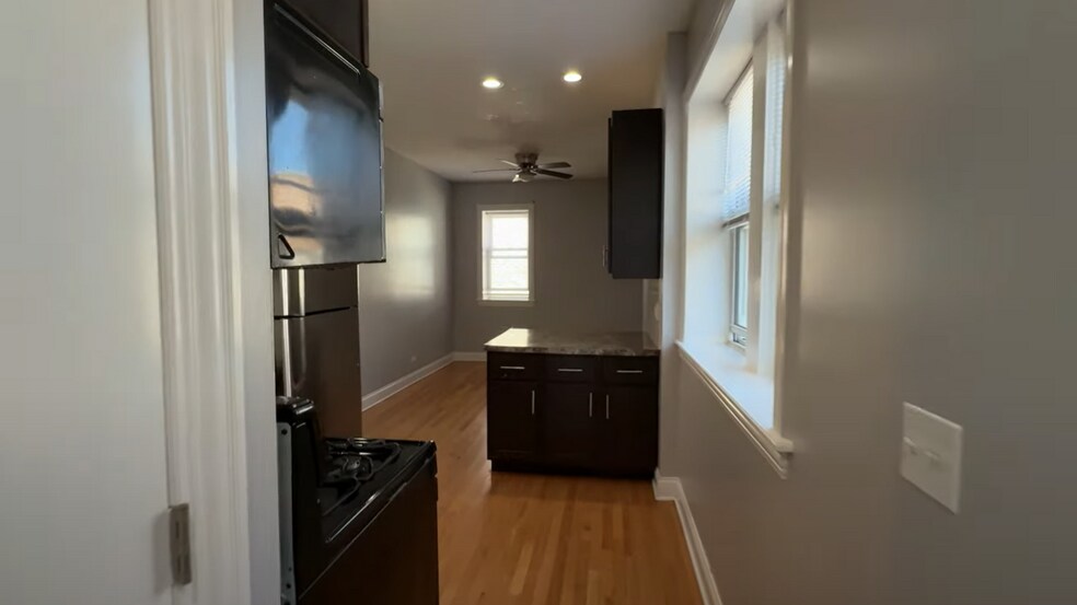 Building Photo - 4452 N Sheridan Rd