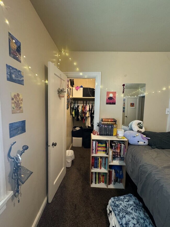 Building Photo - Private Rooms and Apartments Available Near SUU