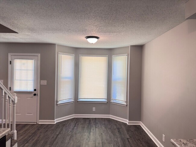 Building Photo - 130 Shady Maple Dr