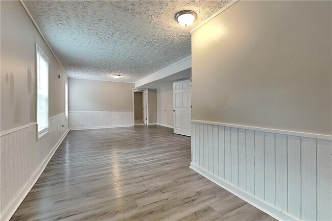 Building Photo - 450 Aristocrat Dr SW