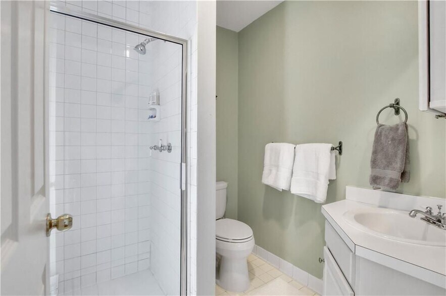 Building Photo - 925 Highland Terrace NE