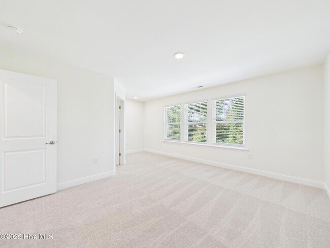 Building Photo - 458 Channel Drop Dr