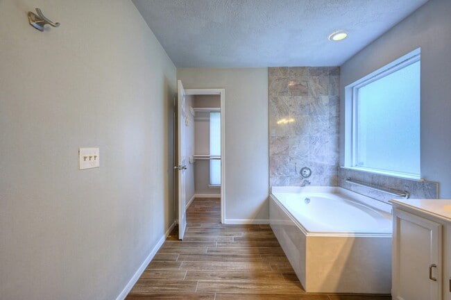 Building Photo - 15 White Bark Pl