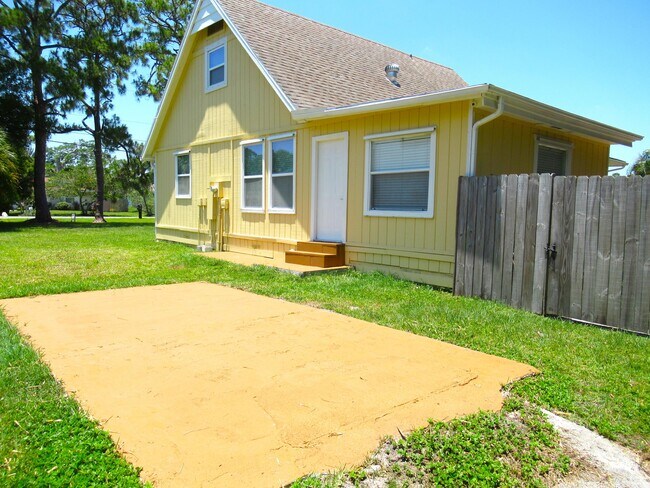 Building Photo - 5310 Palm Dr