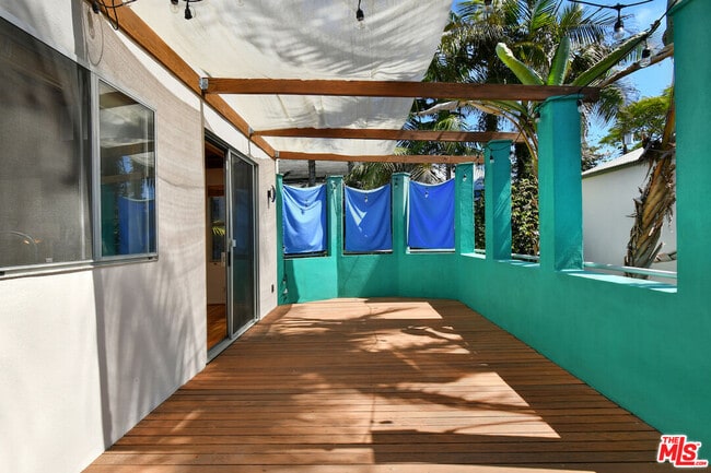 Building Photo - 656 Angelus Pl