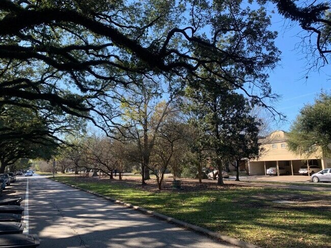 Building Photo - 820 Heights Blvd