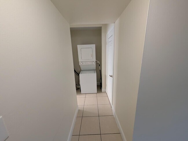 Building Photo - 817 Lighthouse Dr