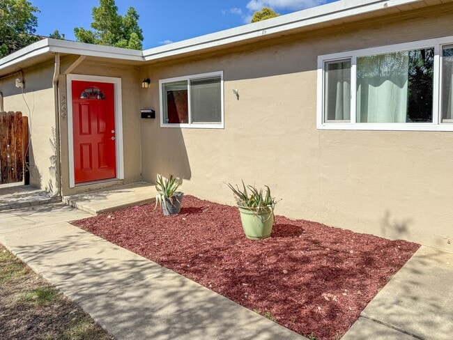 Primary Photo - Beautifully updated 2 Bedroom Near Downtow...