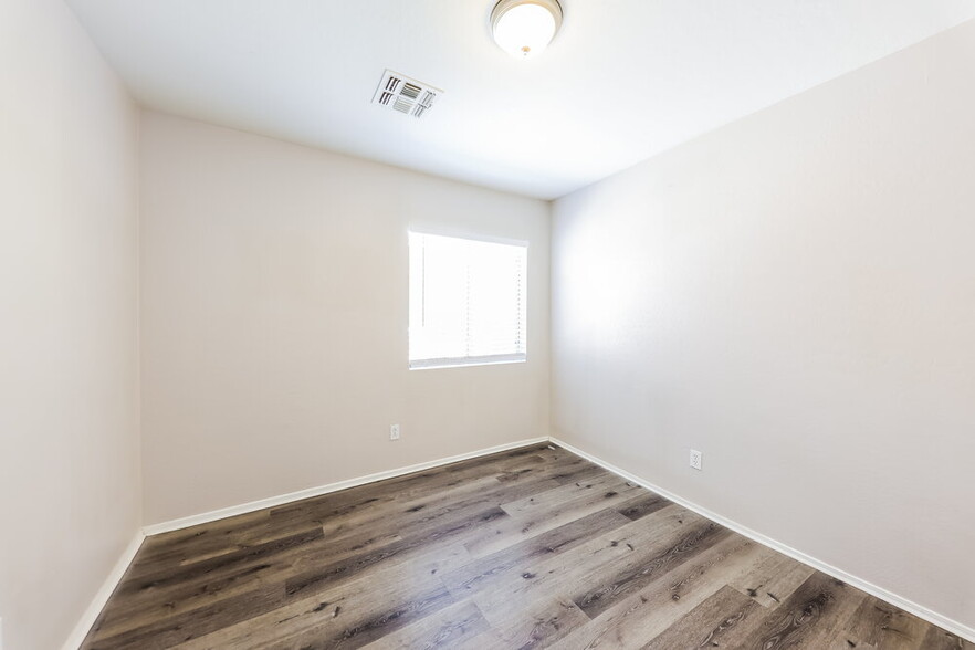 Building Photo - 11224 W Glenrosa Ave