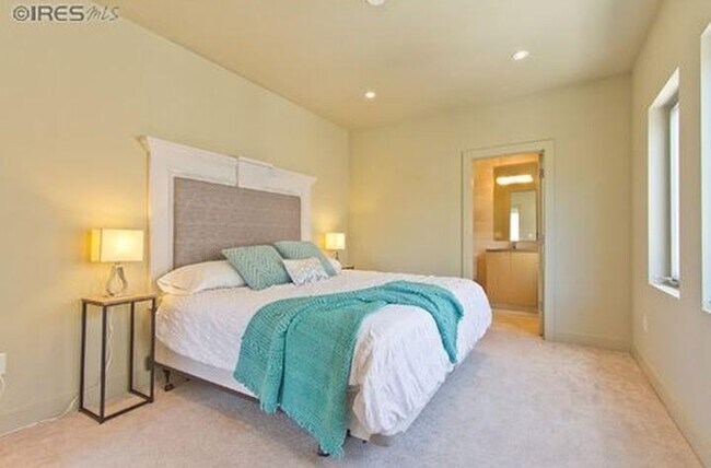 Building Photo - Elegant Contemporary Town Home with 2 bedrooms/4 baths with Private Elevator Coming Available Soon!