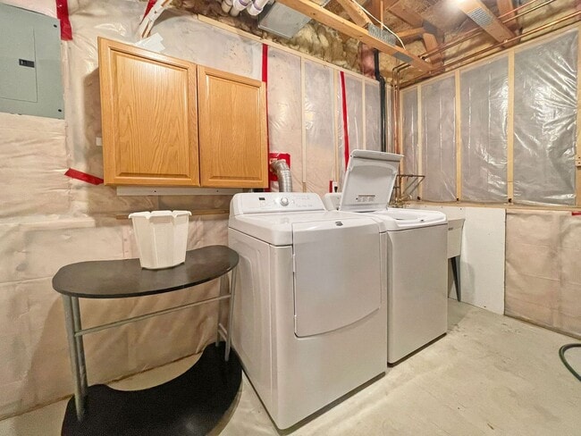 Building Photo - Sparkling Like New 3-Plus Bedroom with Vau...