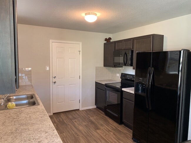 Building Photo - CUTE ONE STORY HOME FEATURING 3 BEDROOMS /...