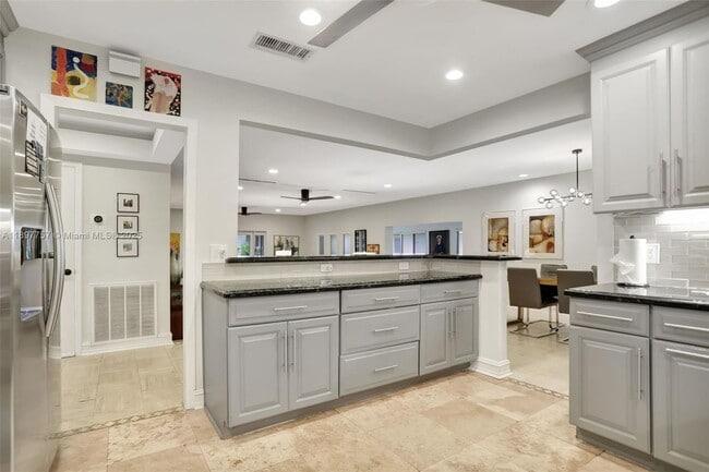 Building Photo - 1128 W Cypress Dr